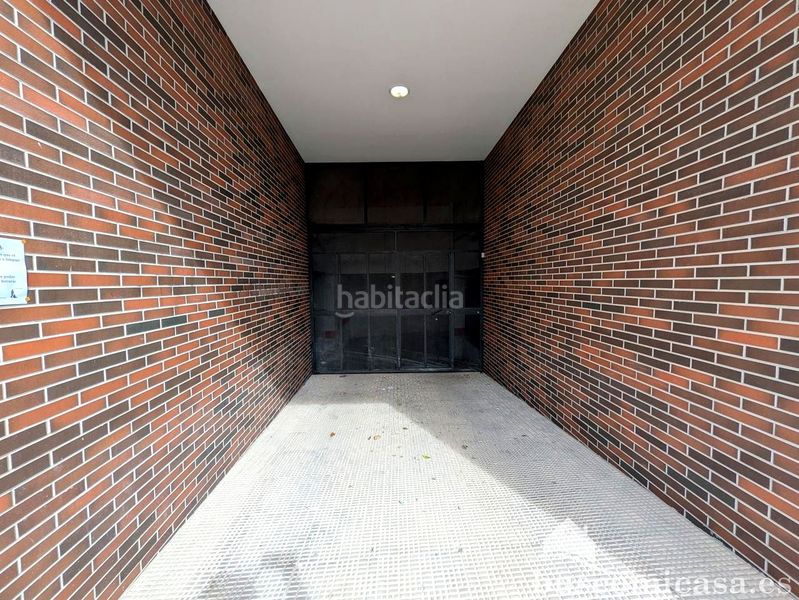 Foto ac798213-017d-4a44-9b64-afa6cc5a95e2. Aparcament cotxe a Zona Hospital Linares