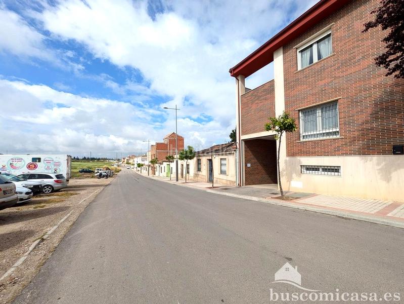 Foto b1859a03-09f4-48b0-918f-b402c0484a0d. Aparcament cotxe a Zona Hospital Linares