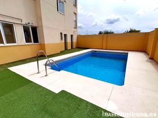 Pis  Enrique martínez hernández. Piso en urbanización con piscina.