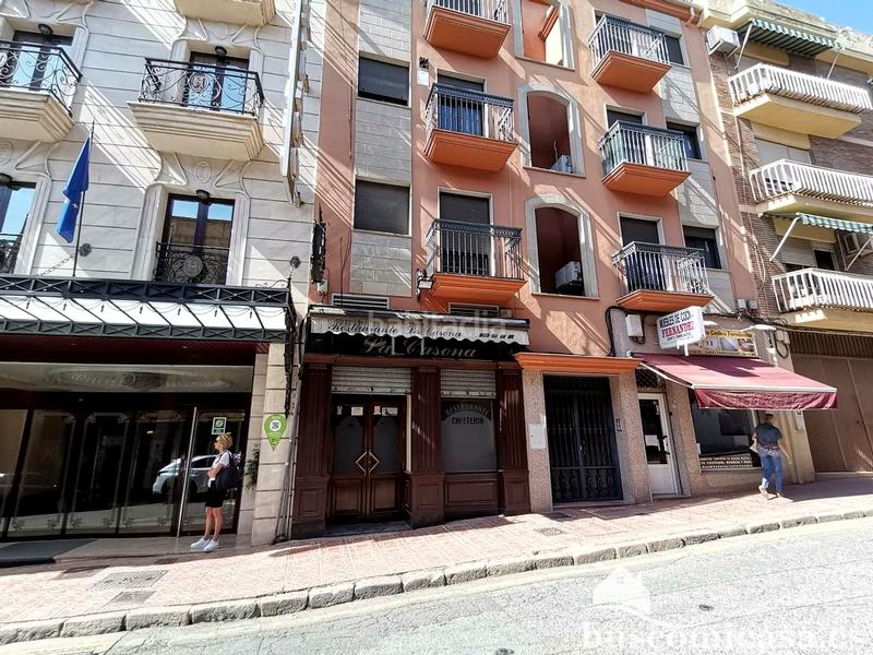 Foto 52e038b6-6611-49d9-8585-0bcd1b6f24b2. Local comercial amplio local en pleno centro . en Linares