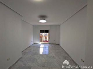 Lloguer Pis  Isaac peral. Estupendo piso céntrico sin amueblar