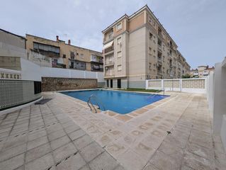Piso  Calderón. Piso en urbanización con piscina.