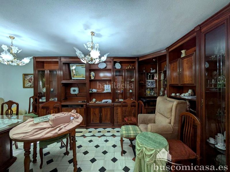 Foto bb85d250-1b3f-48a8-8330-c004afab6f11. Casa amb aparcament a Zona Hospital Linares