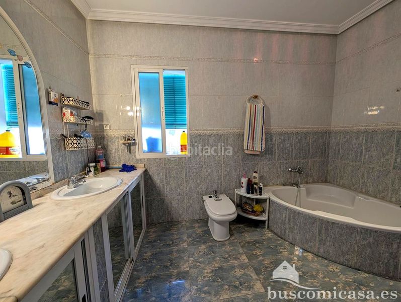 Foto c2c1b2d4-183d-40e5-bc06-8ac613cb48ac. Casa amb aparcament a Centro ciudad Linares