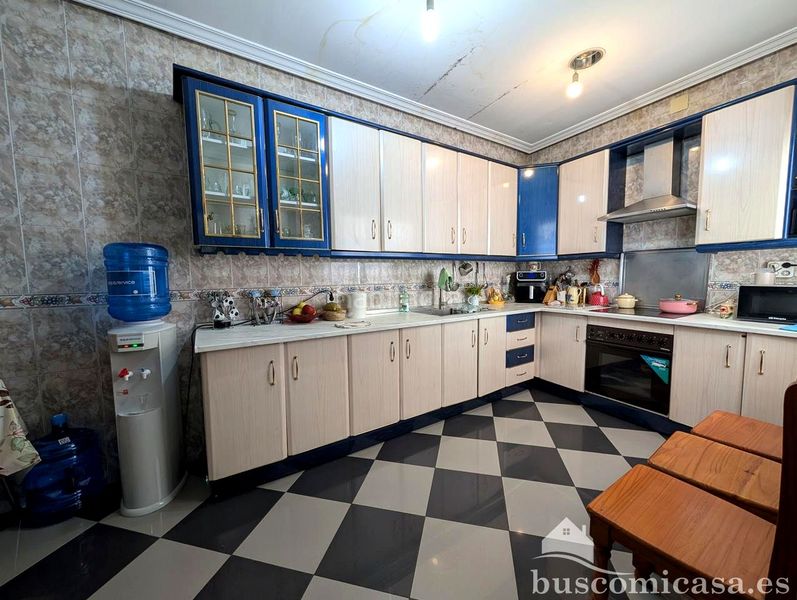 Foto f4111f05-4df7-4f2d-a39c-66a5a3834834. Casa amb aparcament a Centro ciudad Linares