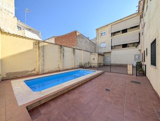Lloguer Pis  Travesía masegosas. Alquiler de piso con piscina comunitaria.
