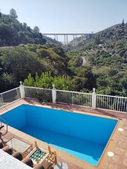 Masia a Viaducto de río Jate