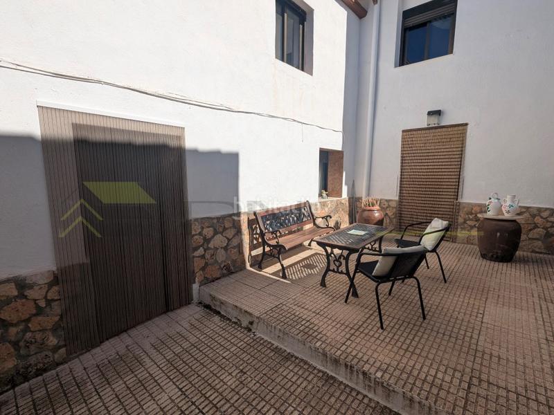 Foto a56684a4-2136-4bde-a0ff-dc2cd9bc2371. Casa amb aparcament a Alatoz