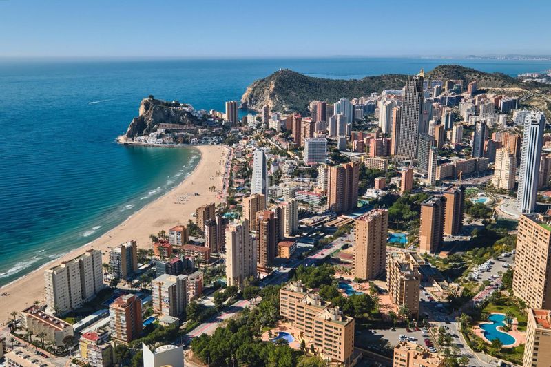 Foto 99c2692a-e20a-4e8e-94b2-7f6804f01d85. Apartament amb calefacció aparcament piscina a Playa Poniente Benidorm