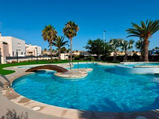 Planta baixa  Cesar mateo cid. Bungalow en planta baja con 2 terrazas, piscina y parking en agu