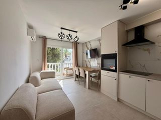 Penthouse  Calas blancas 1. Apartamento reformado de 1 dormitorio con 3 piscinas en calas bl