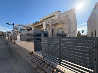 Casa adossada  Calle cesar mateo cid. Adosado en aguas nuevas de 3 dorm. 3 baños. con superficie const