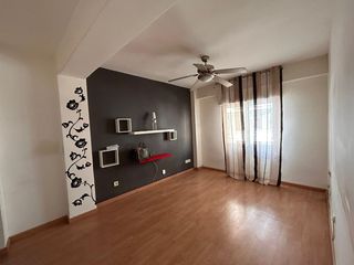 Apartamento  Calle de béjar. Se vende piso de 3 habitaciones con inquilinos en alicante, una
