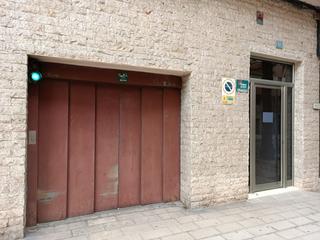 Parking voiture  Calle benito pérez galdós. Amplia plaza de garaje con trastero en pleno centro de alicante