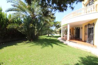 Chalet in Punta Prima. Espectacular chalet en punta prima a 150 m de la playa, piscina,