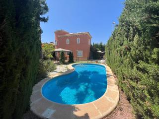 Chalet en Playa Flamenca. Villa de esquina con piscina propia en conjunto residencial san