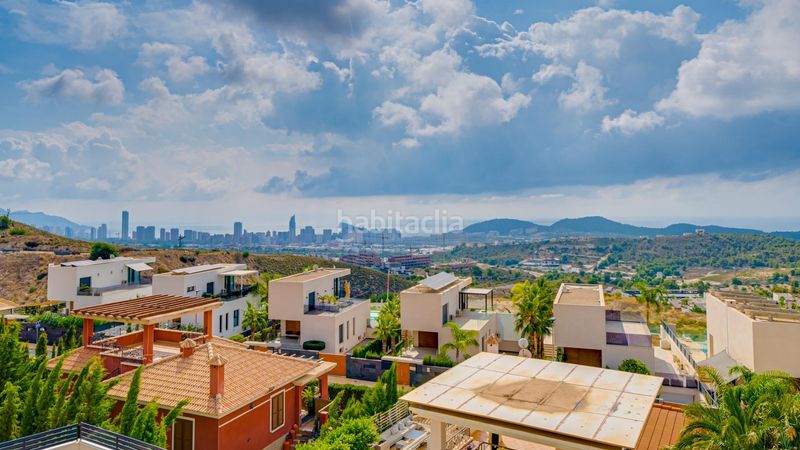 Foto ce3e7d62-a7a9-44ba-bfa6-98e3b2aee0f1. Xalet amb calefacció aparcament piscina a balcón de Finestrat-terra marina Finestrat