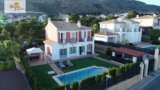 Xalet a Calle roma 36. Excelente villa en sierra cortina en venta