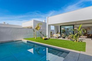 Chalet en Islas Menores-Mar de Cristal. Villa de lujo con vistas al mar y piscina propia en mar de crist