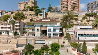 Casa aparellada a Oviedo 24. Chalet de ensueño con vistas al mar en playa de poniente, benido