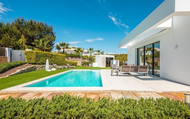 Foto b37bd5df-ea8e-45a3-8e27-1d104f32e1aa. Chalet con parcheggio piscina in Fontcalent Alicante