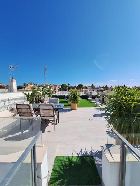 Foto 497f4834-5c97-4c11-9a43-0aa09c7a9f22. Chalet con riscaldamento parcheggio piscina in Zona Carrefour - Urbanizaciones Torrevieja