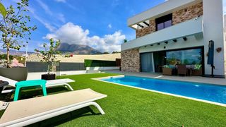 Affitto Chalet in Calle xeraco 13. Alquiler villa para larga temporada desde 1 de septiembre 2026
