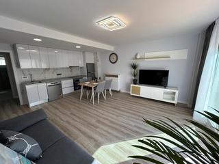 Appartement à Nueva Torrevieja. Reformado apartamento con garaje incluido. piscina en planta baj