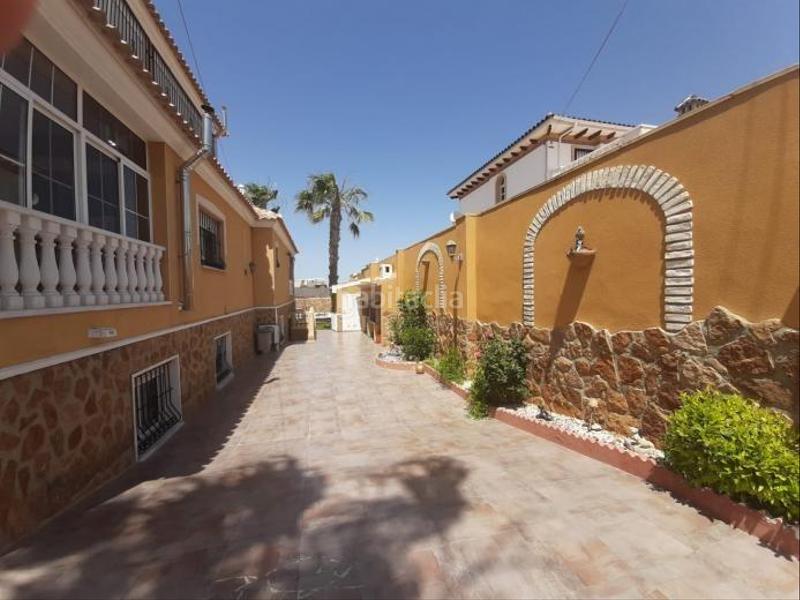 Foto 1d679554-f37c-48d8-8dd6-824fe80da38a. Chalet mit parking pool in Aguas Nuevas Torrevieja