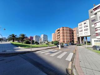 Aparcament cotxe a Salinas. Plazas del aparcamiento cerrado en salinas