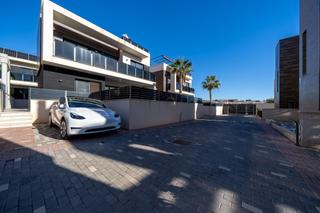 Casa  Calle calle cabo trafalgar. Se vende nueva casa independiente en orihuela!