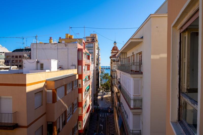 Foto ae15af4c-2b13-4c4f-b2e7-ca4d4b492415. Piso  soleado y amplio en el corazón explanada de españa en Alicante