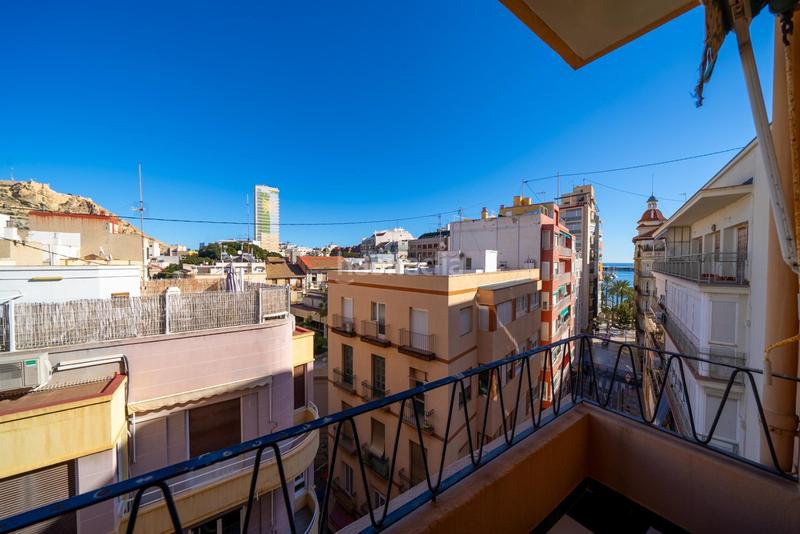 Foto e9fcbfb0-9d17-490c-afff-78f477f1a3d3. Piso  soleado y amplio en el corazón explanada de españa en Alicante