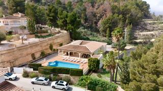 Xalet a Colina del sol 42. Exclusiva villa mediterránea en calpe con gran piscina y vistas