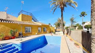 Chalet in Punta Prima. Villa en punta prima a 500 metros de la playa con piscina privad