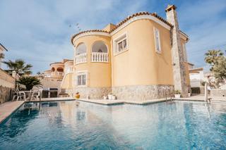 Xalet a San Miguel de Salinas. Casa española de estilo cachemir en un distrito exclusivo de vil