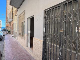 Local commercial à Zona Playa de los Locos. Se vende local comercial con 261 m2. a 150 metros de la playa. p