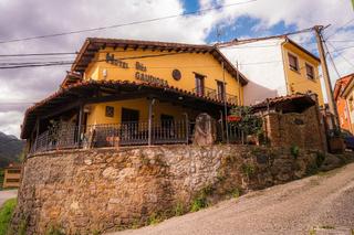 Xalet a Lena. Hotel en venta en lena