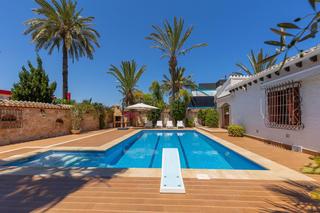 Chalet in Punta Prima. Villa con piscina privada en punta prima con parcela 540 m2. 4 d