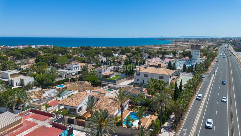 Foto 77bf917b-5d5a-4d61-aa41-c5b38e479d54. Xalet amb calefacció piscina a Punta Prima Orihuela