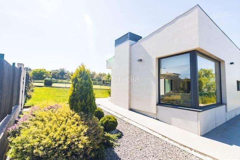 Foto d5947b65-c855-408c-8c8b-ce13b294bd8a. Chalet oportunidad única en gijó chalet de lujo con licencia turística activa y vistas panorámicas en Gijón
