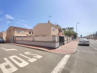 Maison jumelée  Calle urbano arregui. Casa en esquina tipo dúplex en torrevieja zona playa de los náuf