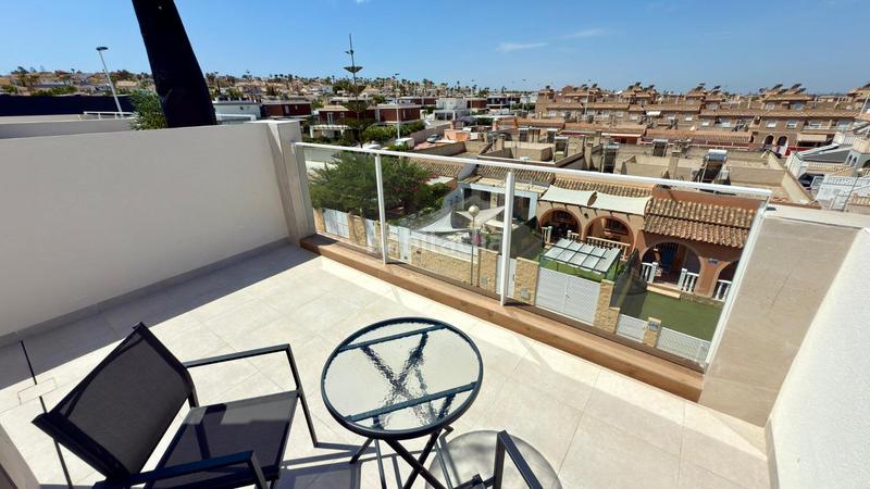 Foto 152539de-222b-4fec-b55e-538897583046. Alquiler casa dúplex con aparcamiento, piscina comunitaria, terraza con vistas maravillosas y a 5 minutos del mar. en Santa Pola