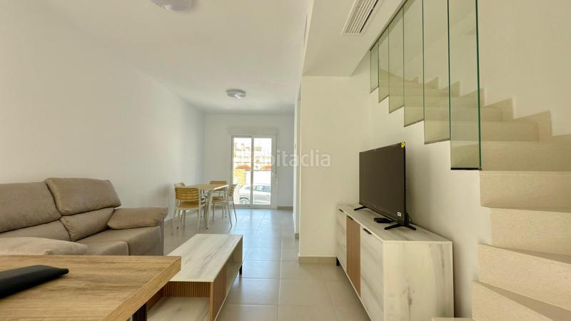 Foto 6a90a6ee-8df7-4c00-9d06-c8ef602ec323. Alquiler casa dúplex con aparcamiento, piscina comunitaria, terraza con vistas maravillosas y a 5 minutos del mar. en Santa Pola