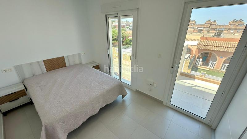 Foto 8f6805d0-8afd-4f88-9819-4d231d8b2644. Alquiler casa dúplex con aparcamiento, piscina comunitaria, terraza con vistas maravillosas y a 5 minutos del mar. en Santa Pola