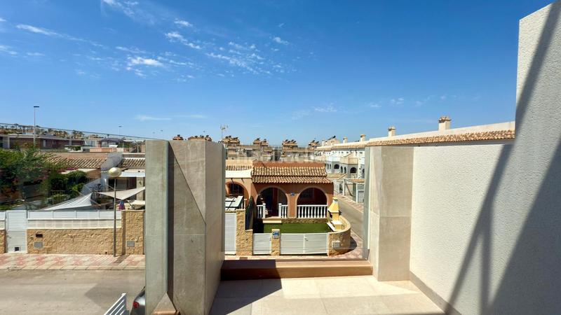 Foto c2674a8c-e098-44dc-b7f5-03ac66eddc81. Alquiler casa dúplex con aparcamiento, piscina comunitaria, terraza con vistas maravillosas y a 5 minutos del mar. en Santa Pola