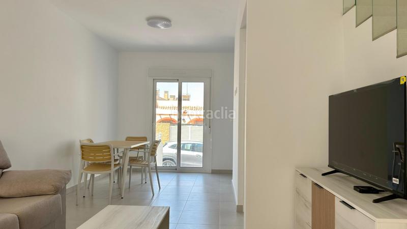 Foto c89b9b64-ac63-4450-8316-d60c27affbd6. Alquiler casa dúplex con aparcamiento, piscina comunitaria, terraza con vistas maravillosas y a 5 minutos del mar. en Santa Pola