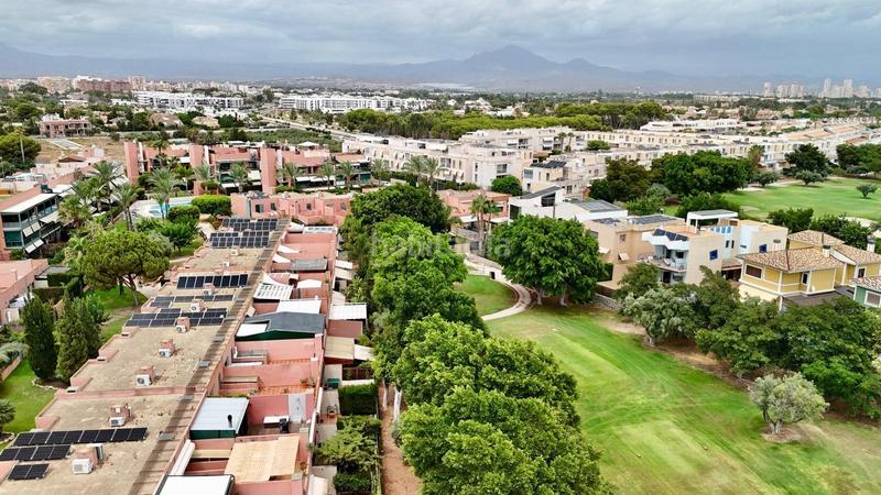 Foto 23611656-a33f-4c43-807b-67eac9d81aea. Reihenhaus mit heizung parking pool in Alicante golf Alicante
