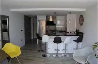 Alquiler Piso  Avenida de villajoyosa. Se alquila apartamento de 1 dormitorio con parking y vistas al m