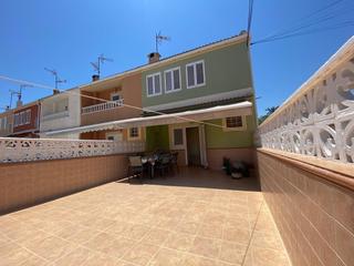 Casa adossada a Playa de los Náufragos. Magnífica casa adosada en torrevieja con 3 dormitorios y 2 baños